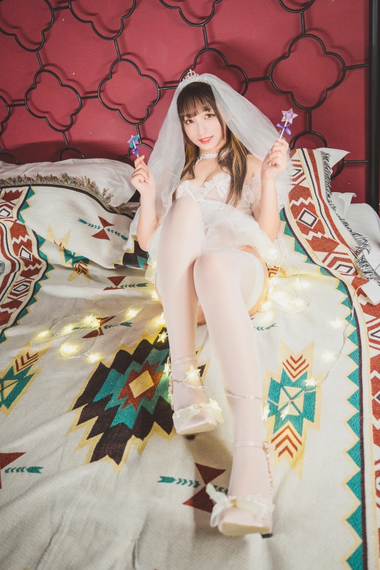 神楽坂真冬《第三季 序号19：《光の囁き》光の修女》写真图集 150P+2V｜在线预览与图包下载