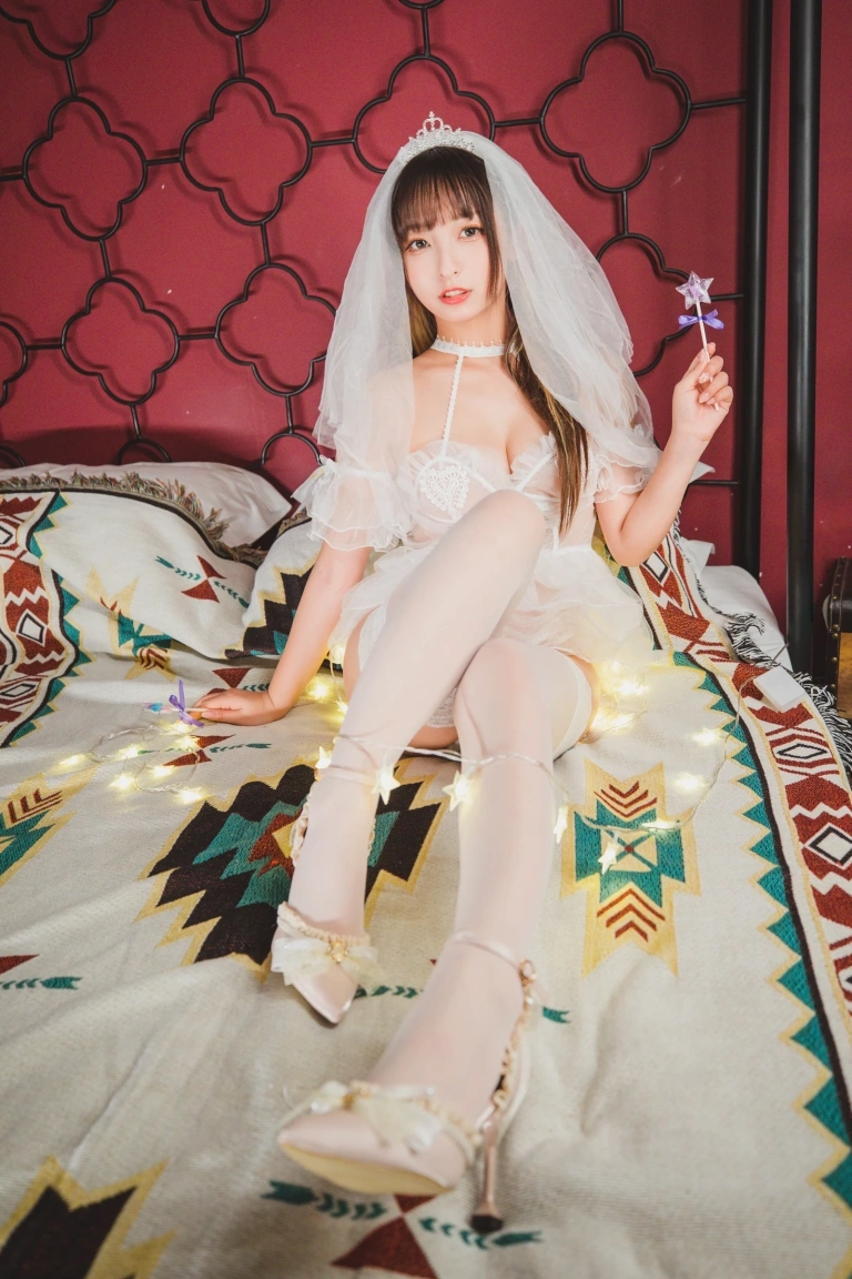 神楽坂真冬《第三季 序号19：《光の囁き》光の修女》写真图集 150P+2V｜在线预览与图包下载