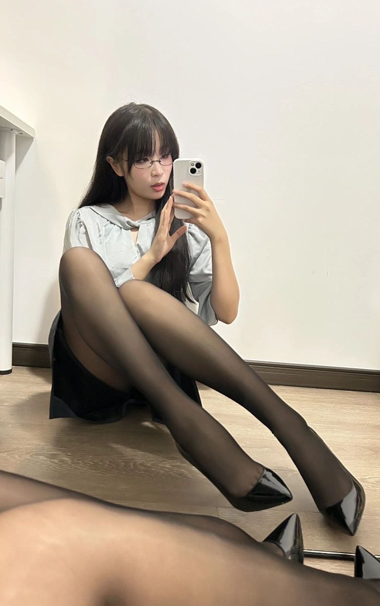 轩萧学姐《NO.69 – 蓝裙 黑丝+肉丝OL》写真图集 190P+4V｜在线预览与图包下载