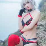 rioko凉凉子《泳装黑贞》写真图集 8P｜在线预览与图包下载