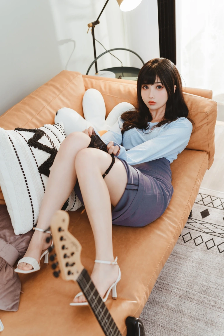 rioko凉凉子《吉他妹妹系带裙》写真图集 45P+1V｜在线预览与图包下载