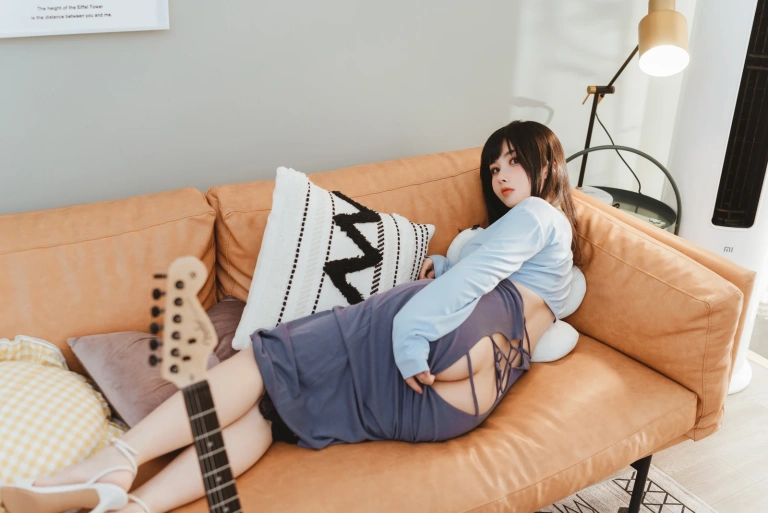 rioko凉凉子《吉他妹妹系带裙》写真图集 45P+1V｜在线预览与图包下载