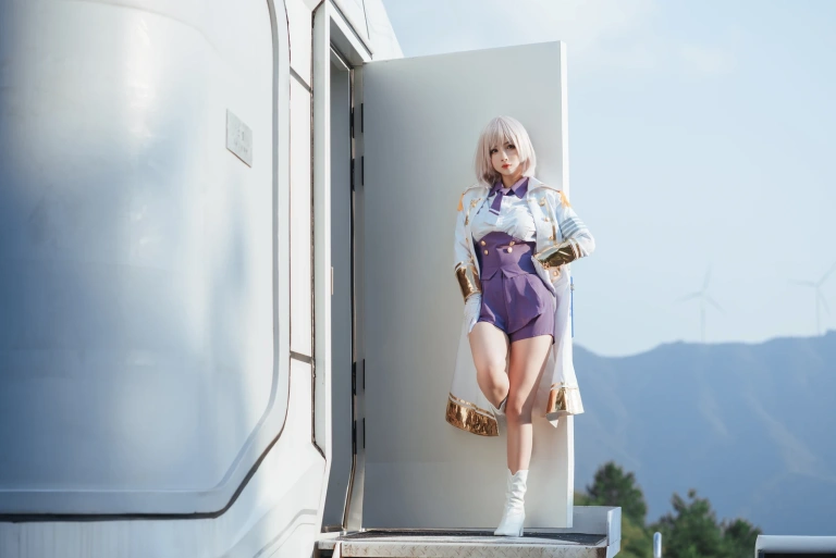 rioko凉凉子《电光机王 貉》写真图集 51P+8V｜在线预览与图包下载