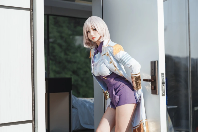 rioko凉凉子《电光机王 貉》写真图集 51P+8V｜在线预览与图包下载