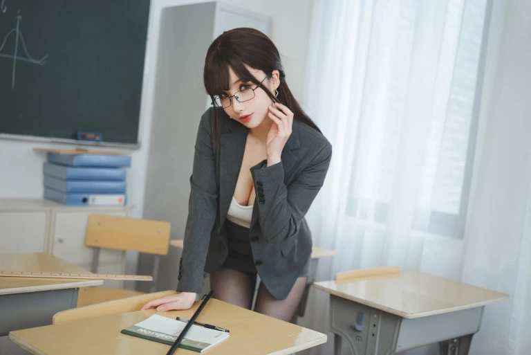 rioko凉凉子《《年上の韵》奇怪的老师》写真图集 25P+3V｜在线预览与图包下载