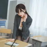 rioko凉凉子《《年上の韵》奇怪的老师》写真图集 25P+3V｜在线预览与图包下载