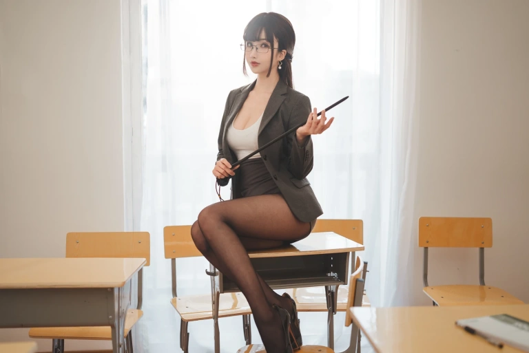 rioko凉凉子《《年上の韵》奇怪的老师》写真图集 25P+3V｜在线预览与图包下载