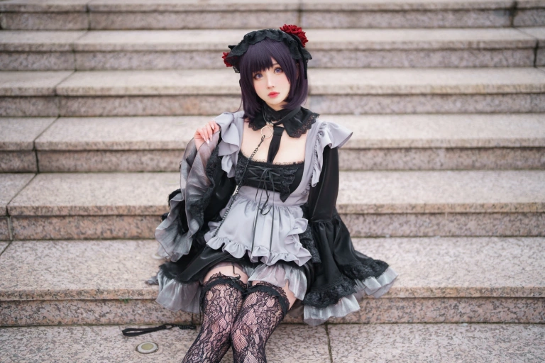 rioko凉凉子《更衣人偶坠入爱河 喜多川海梦cos+黑江雫女仆装（漫展+game）》写真图集 108P+6V｜在线预览与图包下载
