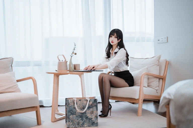 rioko凉凉子《黑丝OL制服双人（&面饼仙儿）》写真图集 102P+11V｜在线预览与图包下载