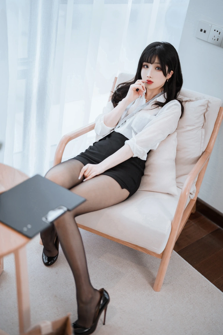 rioko凉凉子《黑丝OL制服双人（&面饼仙儿）》写真图集 102P+11V｜在线预览与图包下载