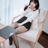 rioko凉凉子《黑丝OL制服双人（&面饼仙儿）》写真图集 102P+11V｜在线预览与图包下载