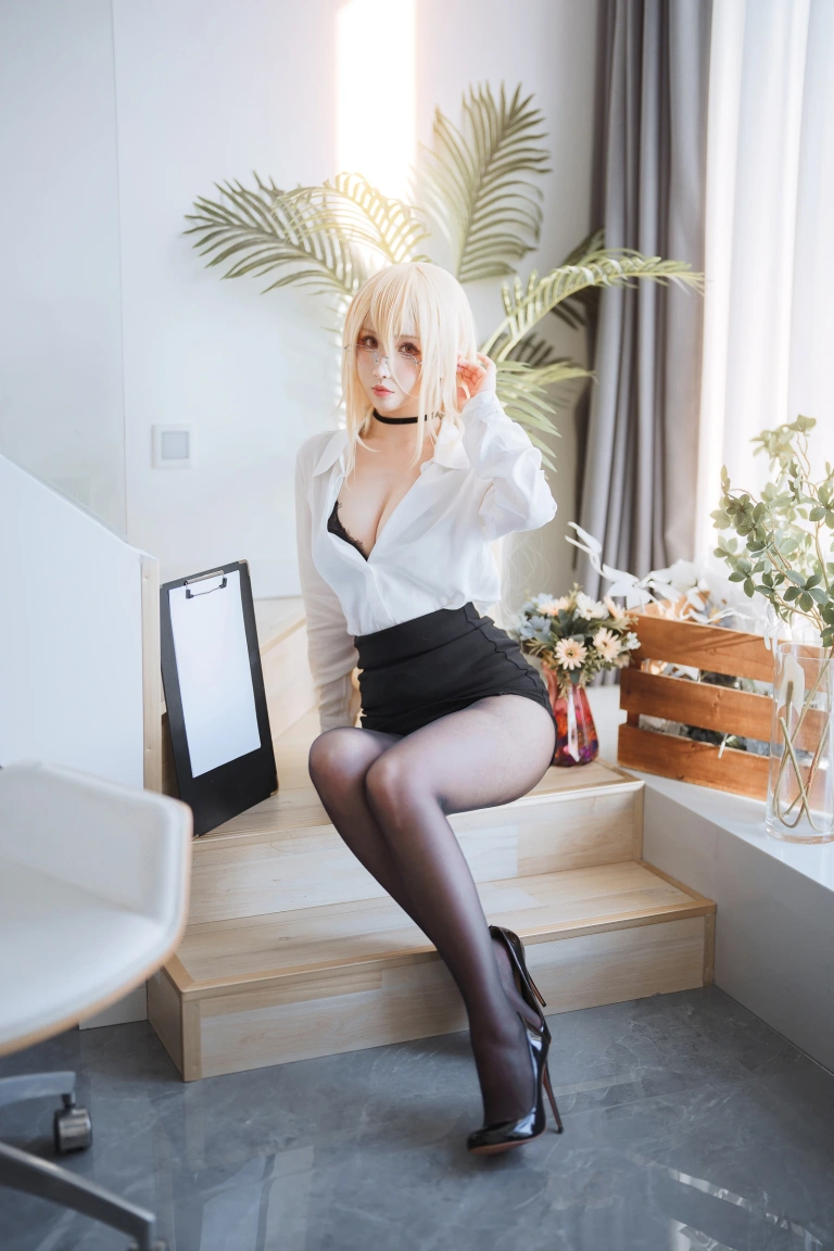 rioko凉凉子《办公室的意外（怨仇制服套装）》写真图集 35P｜在线预览与图包下载