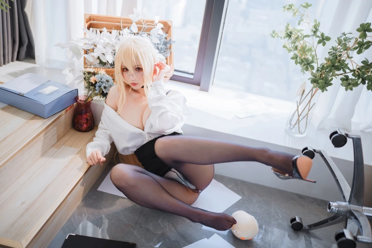 rioko凉凉子《办公室的意外（怨仇制服套装）》写真图集 35P｜在线预览与图包下载