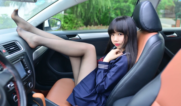 雪琪SAMA《车内JK》写真图集 20P｜在线预览与图包下载