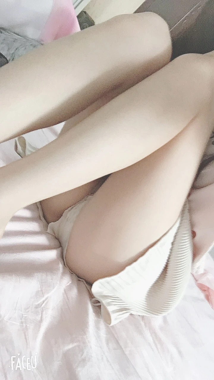 雪琪SAMA《裸足福利》写真图集 10P+1V｜在线预览与图包下载