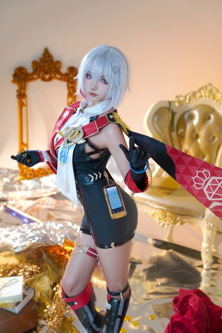 Seya-狮砸《崩坏：星穹铁道 托帕》写真图集 9P｜在线预览与图包下载