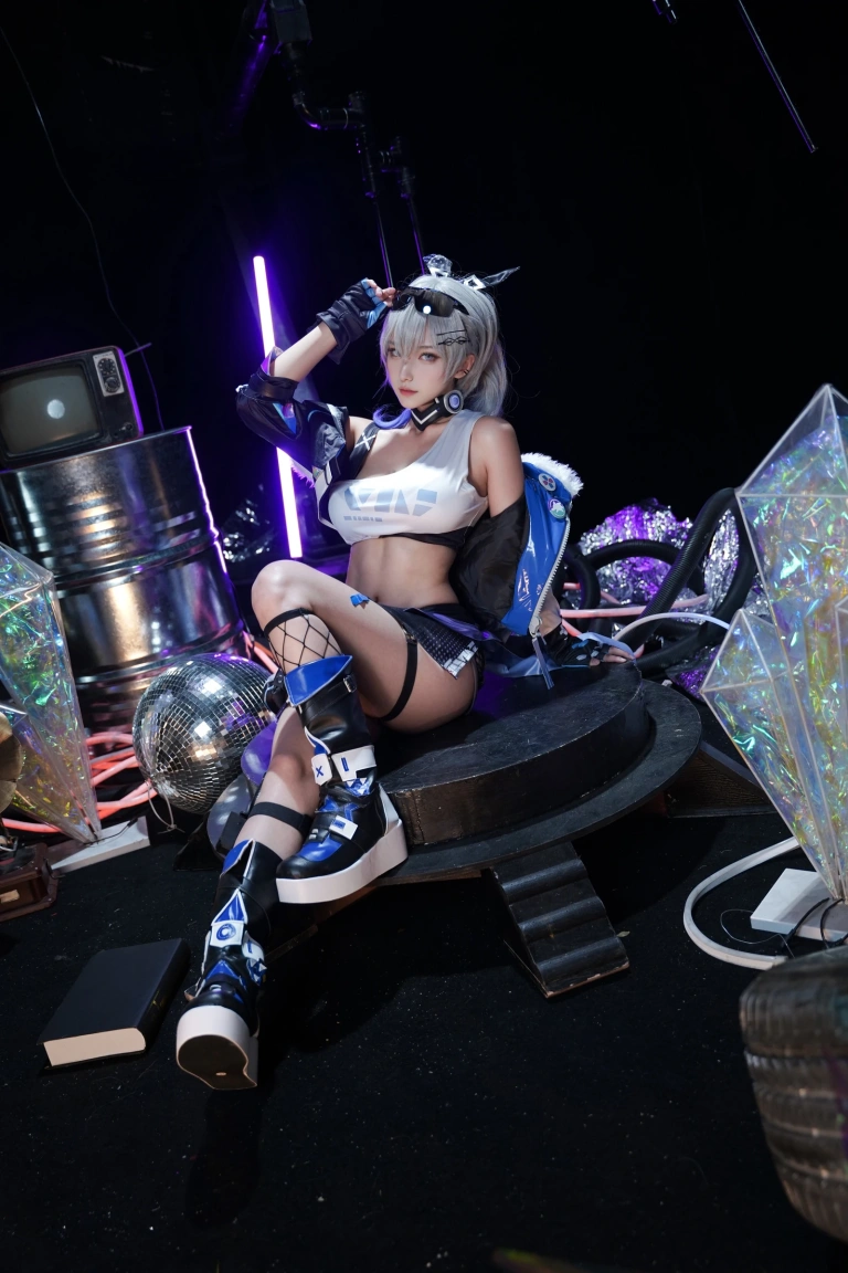Seya-狮砸《崩坏：星穹铁道 银狼》写真图集 9P｜在线预览与图包下载