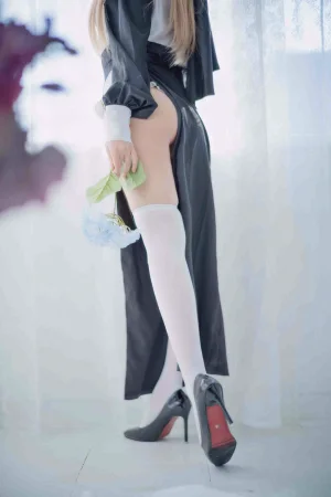 Shika小鹿鹿《修女》写真图集 16P｜在线预览与图包下载