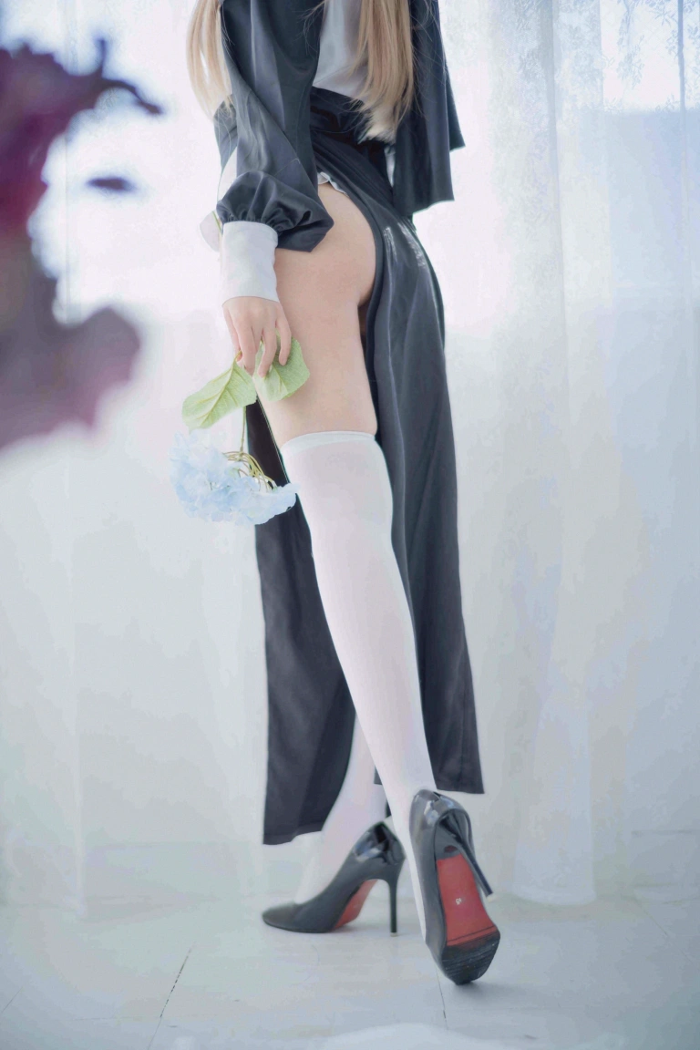 Shika小鹿鹿《修女》写真图集 16P｜在线预览与图包下载