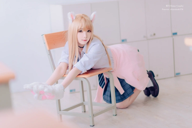 霜月shimo《金发制服》写真图集 8P｜在线预览与图包下载
