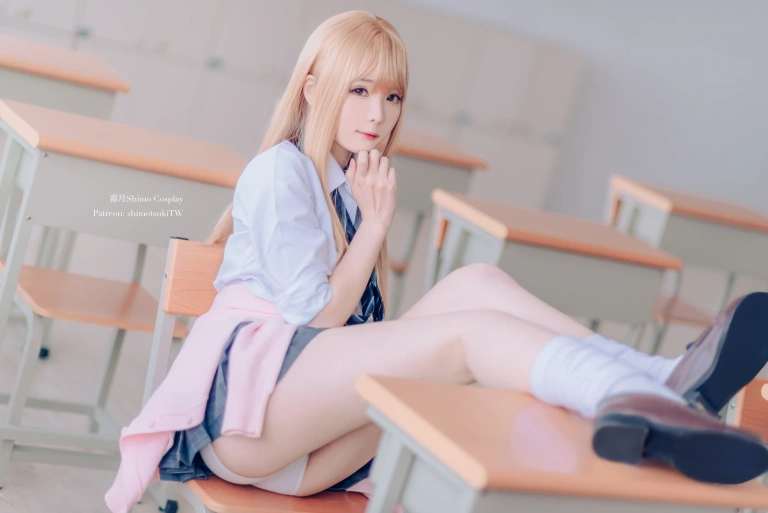 霜月shimo《金发制服》写真图集 8P｜在线预览与图包下载