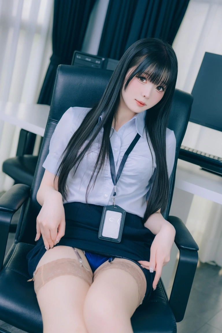 霜月shimo《DL写真集 Shimo’ Secret Office Vol.02》写真图集 139P｜在线预览与图包下载