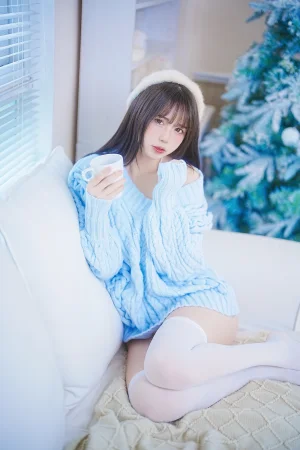 Tina很妖孽呀《蓝色秋冬毛衣》写真图集 28P｜在线预览与图包下载