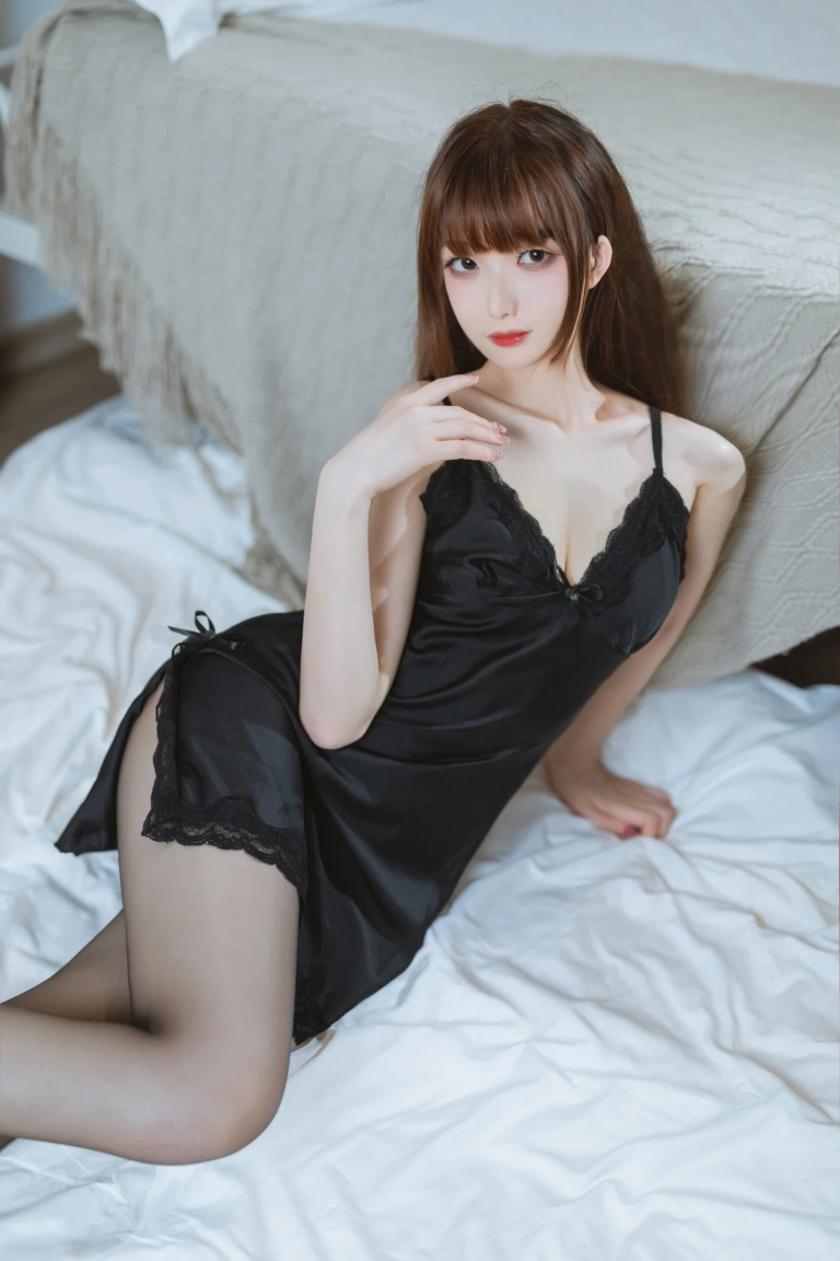 封疆疆v《黑丝睡衣》写真图集 32P｜在线预览与图包下载