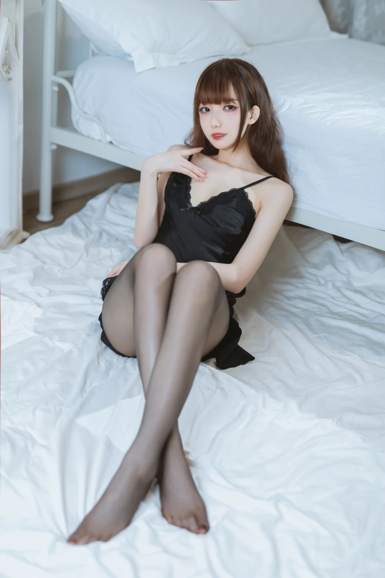 封疆疆v《黑丝睡衣》写真图集 32P｜在线预览与图包下载