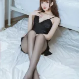 封疆疆v《黑丝睡衣》写真图集 32P｜在线预览与图包下载