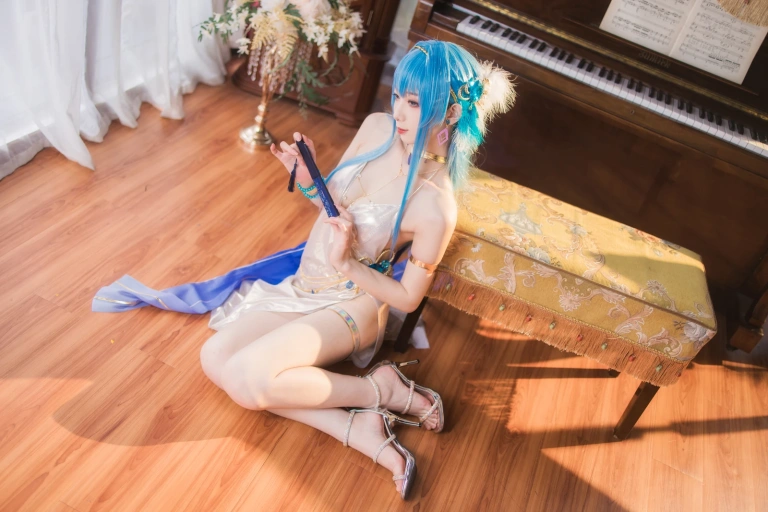 封疆疆v《NIKKE 胜利女神 海伦娜》写真图集 34P｜在线预览与图包下载