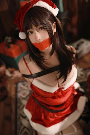 小容仔咕咕咕w《圣诞礼物×捆绑》写真图集 49P｜在线预览与图包下载