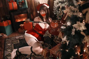 小容仔咕咕咕w《圣诞礼物×捆绑》写真图集 49P｜在线预览与图包下载