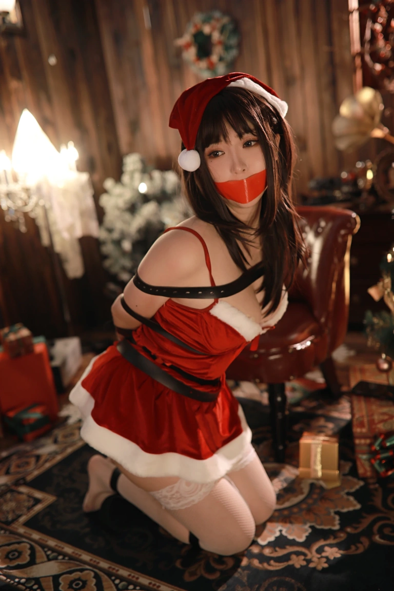 小容仔咕咕咕w《圣诞礼物×捆绑》写真图集 49P｜在线预览与图包下载