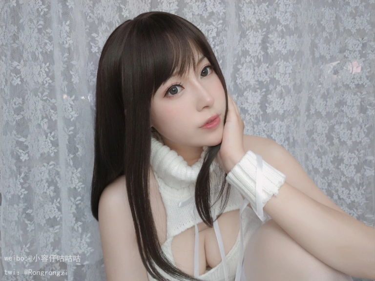 小容仔咕咕咕w《女友向 纯白毛衣》写真图集 22P+1V｜在线预览与图包下载