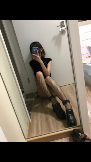 眼酱大魔王w《网袜》写真图集 9P｜在线预览与图包下载